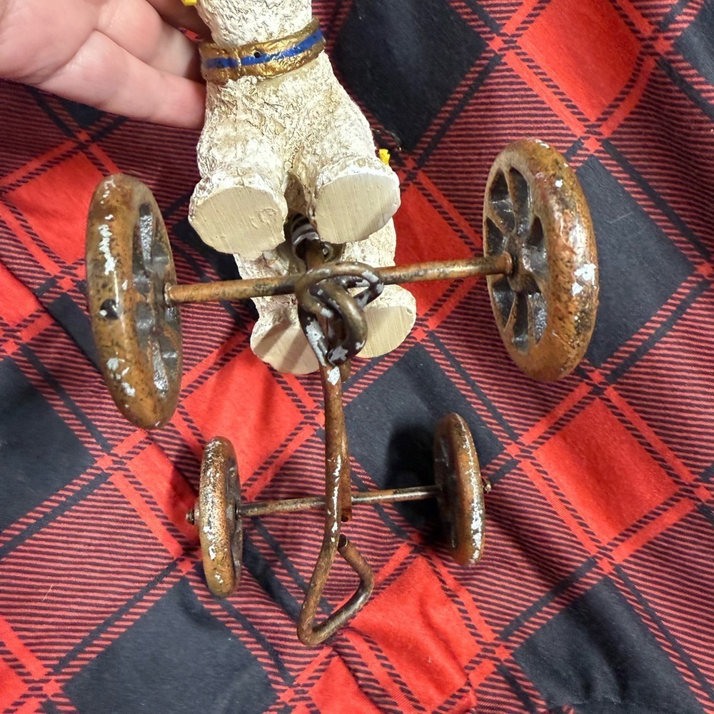 Polar Bear Figurine with Wheels - Picture 6 of 9